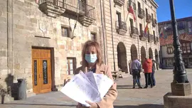 Mar&iacute;a Jes&uacute;s Guti&eacute;rrez, con las firmas frente al Ayto. de Reinosa