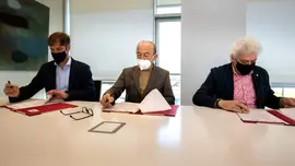 11:00 horas. Despacho del consejero. 
Marcano firma con el presidente de CEOE, Enrique Conde, y el de la asociaci&oacute;n de Hosteler&iacute;a, &Aacute;ngel Cuevas, la petici&oacute;n al Gobierno Central de que permita usar los millones sobrantes de ayudas COVID para sacar una nueva convocatoria de ayudas.
28 de febrero de 2022
Fotograf&iacute;a: Silvia Bouzo