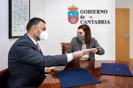 12:30 horas. Despacho de la consejera de Presidencia, Interior, Justicia y Acci&oacute;n Exterior
La consejera de Presidencia, Interior, Justicia y Acci&oacute;n Exterior, Paula Fern&aacute;ndez, se re&uacute;ne con el c&oacute;nsul general de Ruman&iacute;a en Bilbao, Marian Popescu, para abordar la mejora de los protocolos de informaci&oacute;n en emergencias de inter&eacute;s para el consulado.
10 de marzo de 2022
Fotograf&iacute;a: Silvia Bouzo