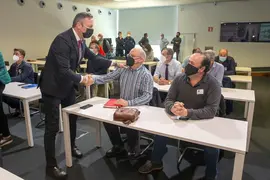 11:30 horas. Sal&oacute;n de actos de la Consejer&iacute;a de Desarrollo Rural, Ganader&iacute;a, Pesca, Alimentaci&oacute;n y Medio Ambiente (planta 0)
El consejero de Desarrollo Rural, Ganader&iacute;a, Pesca, Alimentaci&oacute;n y Medio Ambiente, Guillermo Blanco, presenta a los integrantes de la mesa l&aacute;ctea la aplicaci&oacute;n que permitir&aacute; a los ganaderos de vacuno de leche calcular sus costes de producci&oacute;n. 23 MARZO 2022 &copy;&nbsp;Miguel De la Parra