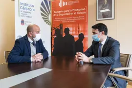 12:30 horas. Sede del ICASST, Avenida del Faro, 33, Santander. Reuni&oacute;n del director del ICASST, &Aacute;lvaro Plaza, y el presidente la Fundaci&oacute;n de la Fundaci&oacute;n Laboral de la Construcci&oacute;n, Javier Palomera. 29 de marzo de 2022 &copy; Ra&uacute;l Lucio