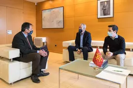 10:00 horas. Despacho del consejero de Obras P&uacute;blicas, Ordenaci&oacute;n del Territorio y Urbanismo. El consejero de Obras P&uacute;blicas, Ordenaci&oacute;n del Territorio y Urbanismo, Jos&eacute; Luis Gochicoa, se re&uacute;ne con el alcalde de Li&eacute;rganes, Santiago Rego. 5 de abril de 2022 &copy; Ra&uacute;l Lucio