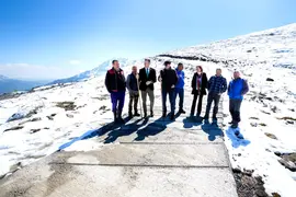 12:00 horas. Ayuntamiento de Arredondo
El consejero de Desarrollo Rural, Ganader&iacute;a, Pesca, Alimentaci&oacute;n y Medio
Ambiente, Guillermo Blanco, visita las obras llevadas a cabo en el camino
buzulucueva en Arredondo.
05 de abril de 2022
Fotograf&iacute;a:Silvia Bouzo