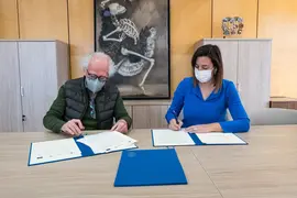11:30 horas. Despacho de la consejera de Econom&iacute;a y Hacienda. La consejera de Econom&iacute;a y Hacienda, Mar&iacute;a S&aacute;nchez, y el presidente de la Casa de Europa en Cantabria, Paulino Alonso, firman un convenio de colaboraci&oacute;n. 7 de abril de 2022 &copy; Ra&uacute;l Lucio