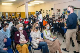 IES La Albericia, Santander
Las consejeras de Presidencia, Interior, Justicia y Acci&oacute;n Exterior, Paula Fern&aacute;ndez, y de Educaci&oacute;n y Formaci&oacute;n Profesional, Marina Lomb&oacute;, participan en una acci&oacute;n del proyecto FES de prevenci&oacute;n de adicciones, que desarrollar&aacute; el comunicador y excampe&oacute;n ol&iacute;mpico de waterpolo, Pedro Garc&iacute;a Aguado.
nr
7 abril 22