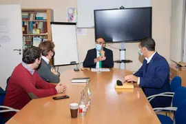 Consejer&iacute;a de Sanidad
El consejero de Sanidad, Ra&uacute;l Pesquera, recibe a la Federaci&oacute;n de Municipios de Cantabria.
NR
8 ABRIL 22