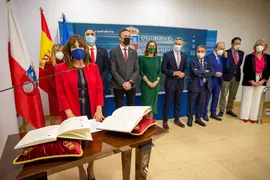 09:00 horas. Sala de Prensa del Gobierno 
El presidente de Cantabria, Miguel &Aacute;ngel Revilla; el vicepresidente y consejero de Universidades, Igualdad, Cultura y Deporte, Pablo Zuloaga, y el resto de consejeros asisten a la toma de posesi&oacute;n de Ana Bel&eacute;n &Aacute;lvarez y Eugenia G&oacute;mez de Diego como consejeras de Econom&iacute;a y Hacienda y de Empleo y Pol&iacute;ticas Sociales, respectivamente. 
13 ABRIL 2022 &copy; Miguel De la Parra
