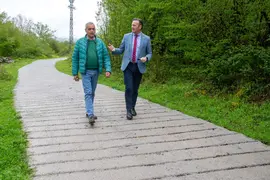 10:30.- Ayuntamiento de Arenas de Igu&ntilde;a
El consejero de Desarrollo Rural, Ganader&iacute;a, Pesca, Alimentaci&oacute;n y Medio Ambiente, Guillermo Blanco, visitas las obras realizadas en el camino rural La Retuerta. 19 ABRIL 2022 &copy; Miguel De la Parra
