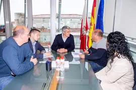 Gobierno de Cantabria
El vicepresidente y consejero de Universidades, Igualdad, Cultura y Deporte, Pablo Zuloaga, recibe al presidente de la mancomunidad de los Valles de Igu&ntilde;a y Anievas, Agust&iacute;n Mantec&oacute;n, y al presidente de la Sociedad Deportiva Torina (B&aacute;rcena de Pie de Concha), Roberto Collantes
nr
20 abril 22