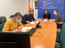13:00 horas. Gobierno de Cantabria.
La consejera de Presidencia, Interior, Justicia y Acci&oacute;n Exterior, Paula Fern&aacute;ndez, se re&uacute;ne por videoconferencia con responsables de la Unidad Militar de Emergencias (UME).
22 de abril de 2022
