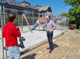 parque infantil junto al centro de salud