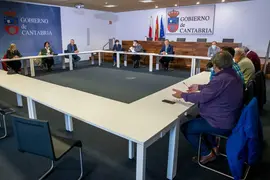 17:30 horas. Sal&oacute;n de Actos de la Consejer&iacute;a de Desarrollo Rural, Ganader&iacute;a, Pesca, Alimentaci&oacute;n y Medio Ambiente
El consejero de Desarrollo Rural, Ganader&iacute;a, Pesca, Alimentaci&oacute;n y Medio Ambiente, Guillermo Blanco, recibe a alcaldes de la comarca Saja-Nansa, a solicitud de &eacute;stos, para tratar sobre la situaci&oacute;n del Lobo. 03 MAYO 2022 &copy; Miguel De la Parra