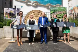 11:00 horas. Sala de prensa. Gobierno de Cantabria. Pe&ntilde;a Herbosa, 29
El consejero de Industria, Turismo, Innovaci&oacute;n, Transporte y Comercio, Javier L&oacute;pez Marcano, presenta en conferencia de prensa los sellos dedicados a las localidades c&aacute;ntabras de B&aacute;rcena Mayor y Tudanca en compa&ntilde;&iacute;a de la directora de Filatelia, Leire D&iacute;ez y los alcaldes de los municipios de Los Tojos y Tudanca, Mar&iacute;a Bel&eacute;n Ceballos y Manuel Grande, respectivamente.
16 de mayo de 2022
Fotograf&iacute;a: Silvia Bouzo