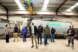 12:45-Ruesga
El consejero de Desarrollo Rural, Ganader&iacute;a, Pesca, Alimentaci&oacute;n y Medio Ambiente, Guillermo Blanco, visita el proyecto LEADER de modernizaci&oacute;n de carpinter&iacute;a met&aacute;lica en el valle.
05 de abril de 2022
Fotograf&iacute;a: Silvia Bouzo