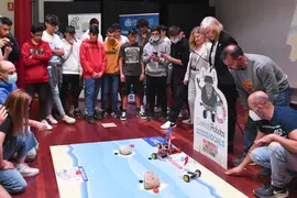11:30 horas. Sal&oacute;n de actos del IES Jos&eacute; Mar&iacute;a Pereda
La consejera de Educaci&oacute;n, Marina Lomb&oacute;, asiste a la final del campeonato CantabRobots.
Fotograf&iacute;a:Carlos Segundo