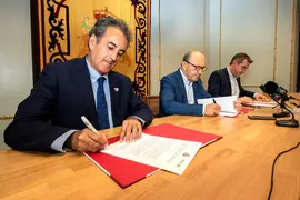 12:00 horas. Ayuntamiento de Santo&ntilde;a
El consejero de Industria, Turismo, Innovaci&oacute;n, Transporte y Comercio, Javier
L&oacute;pez Marcano; el alcalde de Santo&ntilde;a, Sergio Abascal y el presidente de la
Autoridad Portuaria, Francisco Mart&iacute;n, firman el convenio sobre el uso del Faro del
Caballo para fines tur&iacute;sticos.
26 de mayo de 2022
Fotograf&iacute;a: Silvia Bouzo