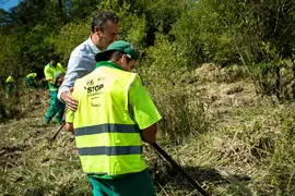 11:30 horas. Playa del Regat&oacute;n, Laredo (Punto de encuentro: Junto al Centro de
Equitaci&oacute;n El Regat&oacute;n)
El consejero de Desarrollo Rural, Ganader&iacute;a, Pesca, Alimentaci&oacute;n y Medio
Ambiente, Guillermo Blanco, asiste al acto de reconocimiento al proyecto LIFE Stop
Cortaderia dentro de los actos conmemorativos del D&iacute;a Mundial del Medio
Ambiente, que se celebra el d&iacute;a 5 de junio.
31 de mayo de 2022
Fotograf&iacute;a: Silvia Bouzo