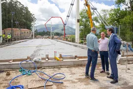 12:00 horas. Puente Virgen de la Pe&ntilde;a (Cabez&oacute;n de la Sal)
El consejero de Obras p&uacute;blicas, Ordenaci&oacute;n del Territorio y Urbanismo, Jos&eacute; Luis Gochcoa, asiste al inicio del hormigonado del tablero.
9 junio 2022 &copy; Miguel De la Parra