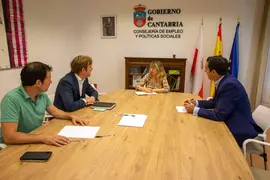 09:30 horas. Consejer&iacute;a de Empleo y Pol&iacute;ticas Sociales (Calle Castelar 5, 1&ordf; planta)
La consejera de Empleo y Pol&iacute;ticas Sociales, Eugenia G&oacute;mez de Diego, se re&uacute;ne con el presidente de la Federaci&oacute;n de Municipios de Cantabria, Pablo Diestro.
14 JUNIO 2022 &copy; Miguel De la Parra