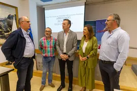 10:30 Sala de Prensa del Gobierno de Cantabria.
Los consejeros de Presidencia, Interior, Justicia y Acci&oacute;n Exterior, Paula Fern&aacute;ndez, y de Desarrollo Rural, Ganader&iacute;a, Pesca, Alimentaci&oacute;n y Medio Ambiente, Guillermo Blanco asisten a la presentaci&oacute;n de las Gu&iacute;as municipales de respuesta ante incendios forestales, que ha elaborado la Direcci&oacute;n General de Interior en los municipios de Arredondo, Vega de Li&eacute;bana y Rionansa. 14 JUNIO 2022 &copy; Miguel De la Parra
