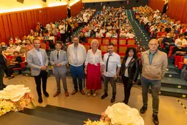 18:00 horas. Teatro Municipal de Los Corrales de Buelna
La consejera de Educaci&oacute;n y Formaci&oacute;n Profesional, Marina Lomb&oacute;, asiste a la presentaci&oacute;n del libro &lsquo;Contamos contigo&rsquo;, escrito por alumnado y docentes del Centro de Educaci&oacute;n de Adultos de esta localidad. 22 JUNIO 2022 &copy; Miguel De la Parra