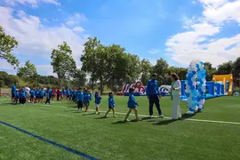 1El deporte base de Comillas celebr&oacute; su fiesta de clausura con un gran parque acu&aacute;tico de hinchables
