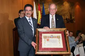 21:00	Hotel Bah&iacute;a, Santander 	El Presidente de Cantabria, Miguel &Aacute;ngel Revilla,  acompa&ntilde;ado por el consejero de Econom&iacute;a y Hacienda, &Aacute;ngel Agudo,  asiste al acto de entrega de la Medalla de Plata de Cantabria al economista Enrique Campos Pedraja.
Nacho Romero &copy;
26 may 06
