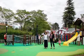 Comillas finaliza la renovaci&oacute;n de los parques infantiles de Sobrellano y la Estatua1