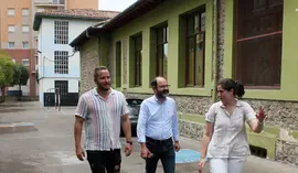 Urraca en el patio del colegio Men&eacute;ndez Pelayo