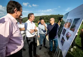 10:00 horas. Casar de Periedo, Cabez&oacute;n de la Sal (Punto de encuentro: aparcamiento junto a la f&aacute;brica de productos alimentarios La Ermita)
Los consejeros de Obras P&uacute;blicas, Ordenaci&oacute;n del Territorio y Urbanismo, Jos&eacute; Luis Gochicoa, y de Desarrollo Rural, Ganader&iacute;a, Pesca, Alimentaci&oacute;n y Medio Ambiente, Guillermo Blanco, visitan las obras de mejora de la red de saneamiento. 
24 de agosto de 2022
Fotograf&iacute;a: Silvia Bouzo