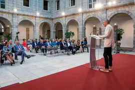 18:00 horas. Parlamento de Cantabria.
El vicepresidente y consejero de Universidades, Igualdad, Cultura y Deporte, Pablo Zuloaga, y el consejero de Desarrollo Rural, Ganader&iacute;a, Pesca, Alimentaci&oacute;n y Medio Ambiente, Guillermo Blanco, participan en la recepci&oacute;n oficial a los evaluadores de la Red Mundial de Geoparques de la UNESCO.
