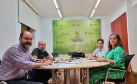 Jos&eacute; Luis Urraca con representantes de la Mesa de Movilidad