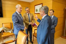 13:15 horas. Gobierno de Cantabria
El presidente de Cantabria, Miguel &Aacute;ngel Revilla, se re&uacute;ne con representantes de la Asociaci&oacute;n Nacional de Productores de Energ&iacute;a Fotovoltaica (ANPIER), encabezados por su presidente, Miguel &Aacute;ngel Mart&iacute;nez-Aroca. 
06 NOVIEMBRE 2022 &copy; Miguel De la Parra