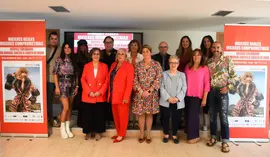 Desfile Solidario Mujeres Reales &middot; D&iacute;a Mundial Contra el C&aacute;ncer de Mama'22 - Foto familia presentaci&oacute;n