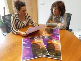 La alcaldesa de Comillas, Mar&iacute;a Teresa Noceda y la concejala de Mujer e Iguldad, Vanesa S&aacute;nchez con el programa del D&iacute;a de la Mujer Rural 2022