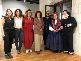 La alcaldesa, Mar&iacute;a Teresa Noceda, y la concejala, Vanesa S&aacute;nchez junto a otros participantes en el D&iacute;a Internacional de la Mujer Rural en Comillas