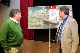 11:00 horas. Teatro de Galizano (Ribamont&aacute;n al Mar)
El consejero de Obras P&uacute;blicas, Ordenaci&oacute;n del Territorio y Urbanismo, Jos&eacute; Luis
Gochicoa, presenta el proyecto de renovaci&oacute;n de la carretera Galizano-Langre.
26 de octubre de 2022
Fotograf&iacute;a: Silvia Bouzo