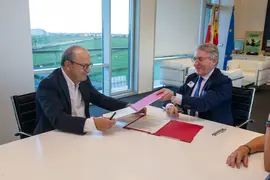 El consejero de Industria, Turismo, Innovaci&oacute;n, Transporte y Comercio, Javier L&oacute;pez Marcano, firma un convenio con el presidente de la Asociaci&oacute;n Espa&ntilde;ola contra el C&aacute;ncer, Pedro Jos&eacute; Prada. 26 OCTUBRE 2022  Miguel De la Parra 26 OCTUBRE 2022 &copy;&nbsp;Miguel De la Parra