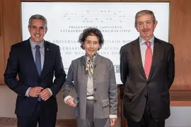 MADRID, 04/11/2022.- El vicepresidente y Consejero Cultura Cantabria, Pablo Zuloaga (i), que presenta este viernes en Madrid el concierto extraordinario conmemorativo del 120 aniversario del Diario Monta&ntilde;&eacute;s y del 30 aniversario de la Escuela Superior de M&uacute;sica Reina Sof&iacute;a, posa junto Paloma O&acute;Shea, presidenta y fundadora de la mencionada escuela y Luis Revenga, presidente de El Diario Monta&ntilde;es. EFE/Sergio P&eacute;rez.

