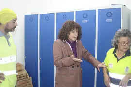 La alcaldesa de Comillas, Mar&iacute;a Teresa Noceda visita con operarios municipales las nuevas instalaciones de la Plaza del Potro