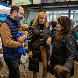Urraca con representantes de protectoras en la &uacute;ltima Feria de Adopci&oacute;n Responsable