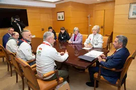 El presidente de Cantabria, Miguel &Aacute;ngel Revilla, y la consejera de Educaci&oacute;n y Formaci&oacute;n Profesional, Marina Lomb&oacute;, reciben a una representaci&oacute;n de los alumnos y profesores del Centro Integrado de Formaci&oacute;n Profesional N&ordm; 1 de Santander que han participado en el Rally Dakar con un coche preparado en Cantabria.
nr
25 ene 23