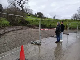 Alejandro Llano y Enrique Lastra supervisan las obras en el Barrio Las Ag&uuml;eras de Beranga