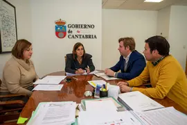 11:30 horas. Despacho de la consejera de Presidencia, Interior, Justicia y Acci&oacute;n Exterior
La consejera de Presidencia, Interior, Justicia y Acci&oacute;n Exterior, Paula Fern&aacute;ndez, se re&uacute;ne con la junta directiva de la Federaci&oacute;n de Municipios de Cantabria (FMC), encabezada por su presidente y alcalde de Reoc&iacute;n, Pablo Diestro. 7 FEBRERO 2023 &copy; Miguel De la Parra
