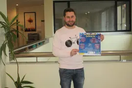 Fran Gasc&oacute;n, concejal de Juventud, con el cartel de las actividades