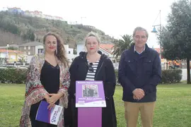 De izquierda a derecha, Raquel Fern&aacute;ndez, Silvia Seco y Andr&eacute;s Ruiz junto a la nueva peana de la senda Nuestras Mujeres Cuentan