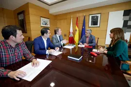 El vicepresidente y consejero de Universidades, Igualdad, Cultura y Deporte, Pablo Zuloaga, se re&uacute;ne con representantes de FEMP.
Cobertura de nota y foto

13 MAR 23