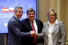 11:00 horas.  Ministerio de Inclusi&oacute;n, Seguridad Social y Migraciones. C/ Jos&eacute; Abascal 389, Madrid
El vicepresidente y consejero de Universidades, Igualdad, Cultura y Deporte, Pablo Zuloaga, firma con el ministro de Inclusi&oacute;n, Seguridad Social y Migraciones, Jos&eacute; Luis Escriv&aacute;, el documento que acredita la cesi&oacute;n del Centro Psiqui&aacute;trico de Parayas.
