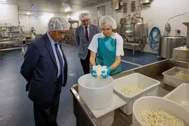 11:30 horas. Barrio El Prad&oacute;n. San Vicente de Toranzo
 
El presidente de Cantabria, Miguel &Aacute;ngel Revilla, y el consejero de Desarrollo Rural, Ganader&iacute;a, Pesca, Alimentaci&oacute;n y Medio Ambiente, Guillermo Blanco, visitan la queser&iacute;a Tres Valles Pasiegos - La Pastora del Pas. 
