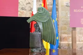 11:30 horas. Explanada de acceso al Monasterio de Santo Toribio de Li&eacute;bana. El presidente de Cantabria, Miguel &Aacute;ngel Revilla, acompa&ntilde;ado por los consejeros de Presidencia, Interior, Justicia y Acci&oacute;n Exterior, Paula Fern&aacute;ndez; de Educaci&oacute;n, Formaci&oacute;n Profesional y Turismo, Marina Lomb&oacute;; de Sanidad, Miguel Rodr&iacute;guez, y de Empleo y Pol&iacute;ticas Sociales, Ana Bel&eacute;n &Aacute;lvarez, preside el acto de entrega del Premio Beato de Li&eacute;bana del Entendimiento y la Convivencia para el a&ntilde;o 2020 al personal de los centros sanitarios y de los centros residenciales para personas mayores y con discapacidad de la Comunidad Aut&oacute;noma. 24 de septiembre de 2020 &copy; Ra&uacute;l Lucio - Don Manuel S&aacute;nchez Monje, Obispo de la Di&oacute;cesis de Santander - Vicky Gastelo - Camerata Coral de la Universidad de Cantabria - Escultora: Mercedes Rodr&iacute;guez Elvira